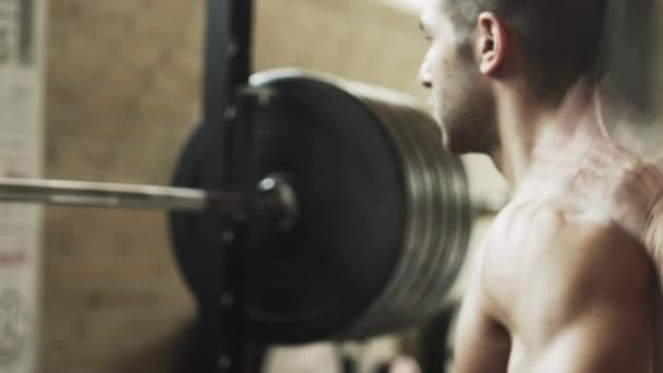 Entrenador aplicando tiza en la espalda del atleta — Vídeos de Stock