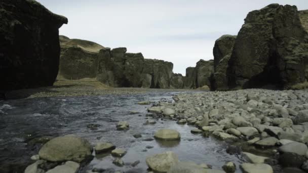 Rivière et montagnes érodées au canyon Fjadrargljufur — Video