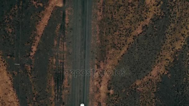 SUV dirigindo em estrada não pavimentada na Islândia — Vídeo de Stock