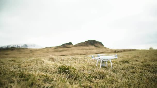 Quadcopter survolant un paysage herbeux — Video