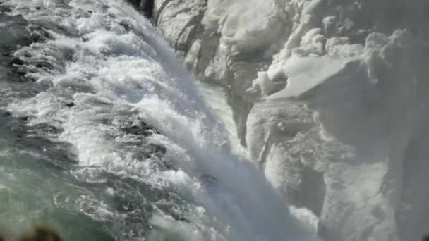 Gullfoss uvrhnout do trhliny na Islandu — Stock video