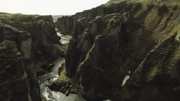 Río y majestuoso Fjadrargljufur — Vídeos de Stock