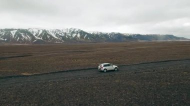 Offroad sürüş çakıl yolda araç