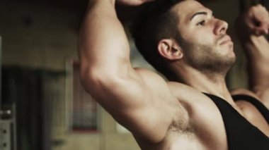 Kasların esneme ve halter kaldırma adam