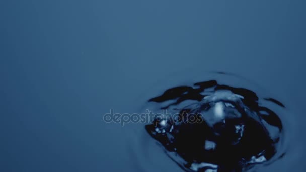 Superficie de agua con ondulación y burbuja de aire — Vídeos de Stock