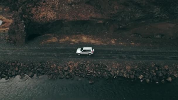 SUV, jízdě na nezpevněné silnici na Islandu — Stock video