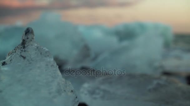 Icebergs y olas del océano en Diamond Beach — Vídeos de Stock