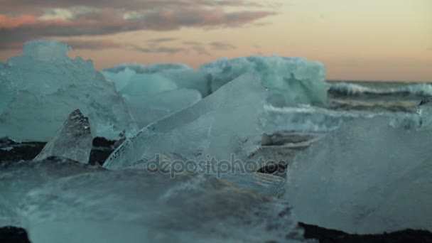 Κύματα του ωκεανού και παγόβουνα στο Diamond Beach — Αρχείο Βίντεο