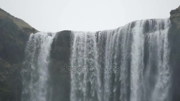 アイスランドの壮大なスコウガの滝 — ストック動画
