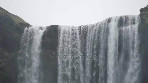 아이슬란드에서 장엄한 Skogafoss — 비디오