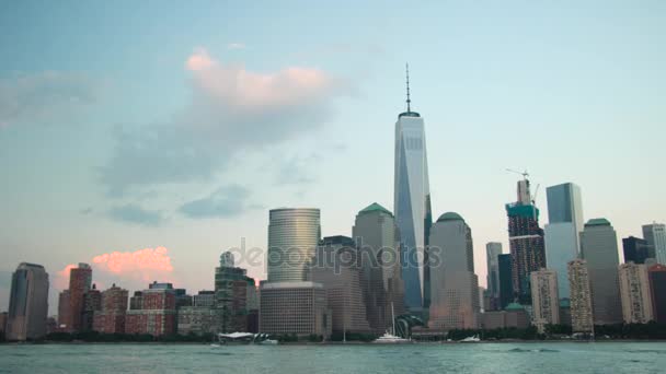 Lower Manhattan por East River — Vídeo de Stock