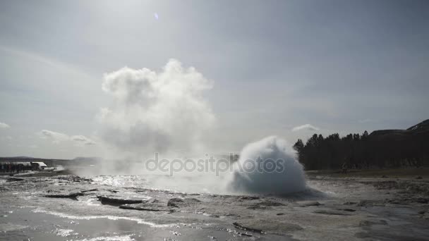 ストロックル間欠泉がアイスランドで噴火 — ストック動画
