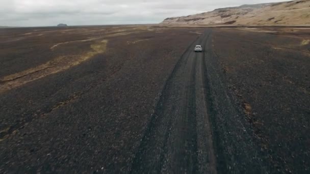 在冰岛砾石路上驾驶的汽车 — 图库视频影像