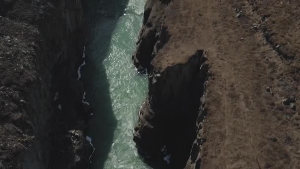 Gullfoss Hvita řeka, která teče uprostřed útesů — Stock video