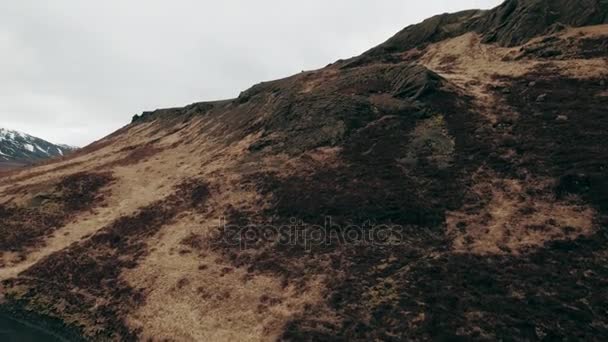 Bergen bedekt met zwart zand in IJsland — Stockvideo
