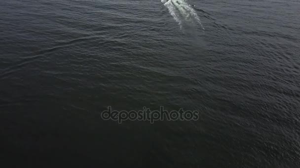 Човен на відкритому морі — стокове відео