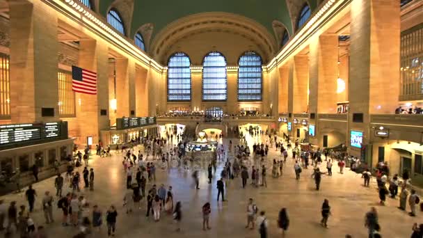 Emberek séta, Grand Central Station — Stock videók