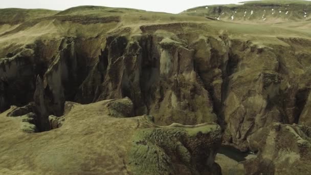 Величественный каньон Фьядрарглюфур в Исландии — стоковое видео