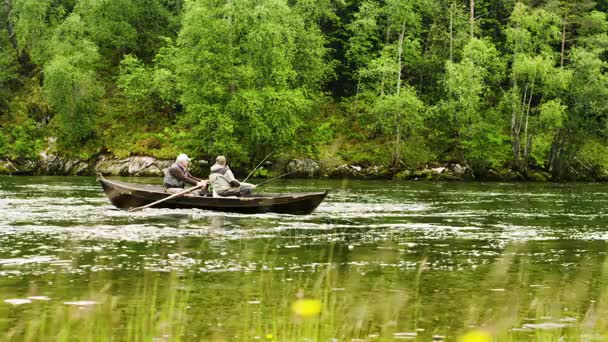 Hombres mayores pescando desde el barco — Vídeo de stock