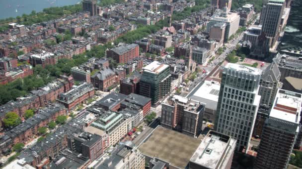 Edificios y calles vistos desde una torre prudencial — Vídeo de stock
