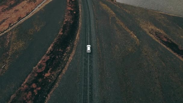 Bil körning på grusväg — Stockvideo