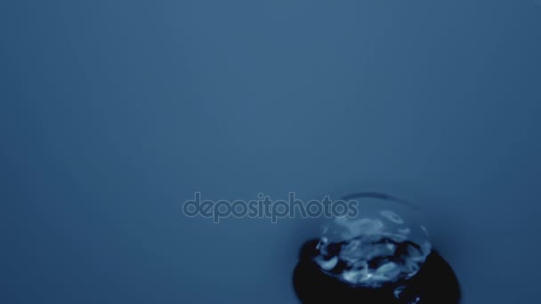 Agua azul con burbujas — Vídeos de Stock