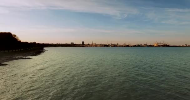 Vista sobre el puerto y la ciudad — Vídeo de stock