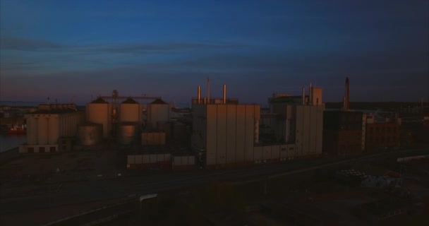 Zona industrial durante la puesta del sol — Vídeos de Stock