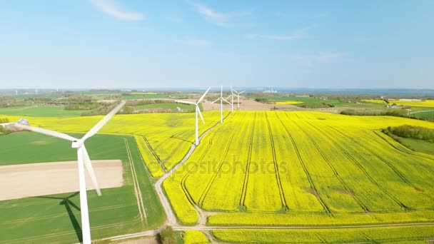 Turbinas eólicas en una granja de molinos de viento — Vídeo de stock