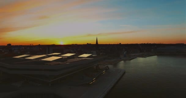 Ηλιοβασίλεμα πάνω από πόλη Aarhus, Δανία — Αρχείο Βίντεο