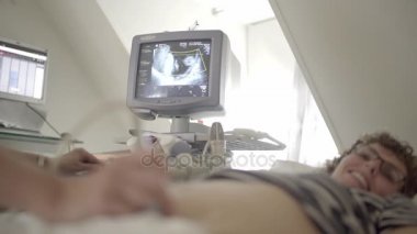 Doktor tarafından hamile kadının ultrason Eleme