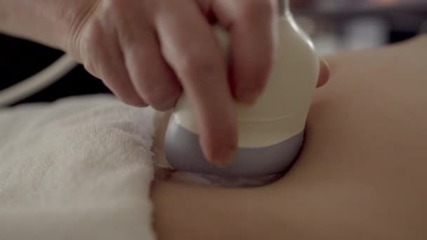 Скрининг беременной женщины с помощью ультразвука — стоковое видео