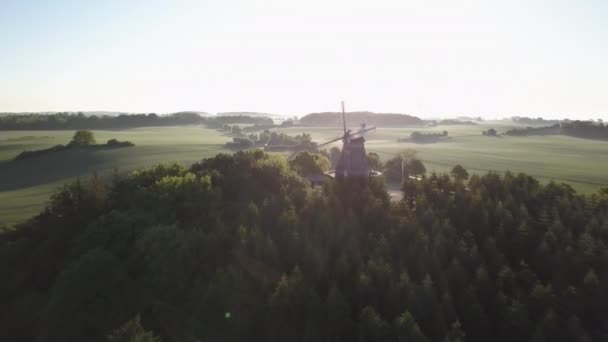 Historische windmolen In het Langeland — Stockvideo