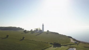 Deniz kıyısındaki deniz feneri