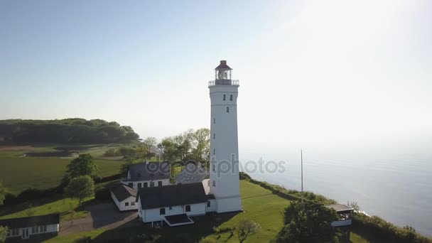 Uitzicht op de vuurtoren op zonnige dag — Stockvideo