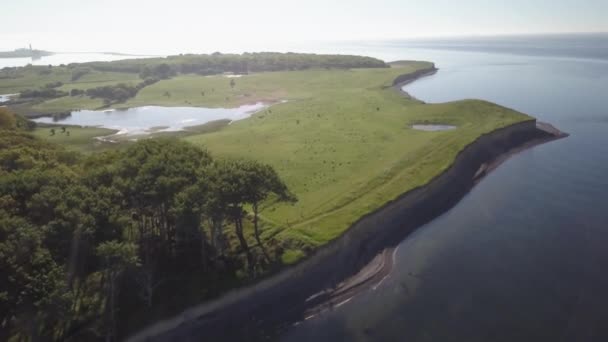 Landschap van de rotsachtige kustlijn — Stockvideo