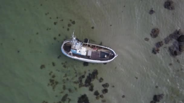 Un barco con goteras en el mar — Vídeo de stock