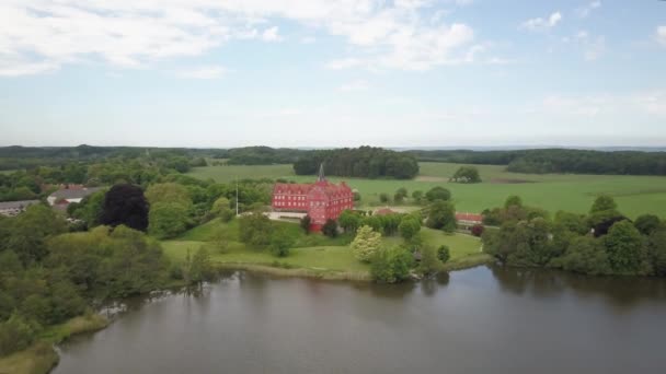 Den röda Tranekaer slottet Langeland Danmark — Stockvideo