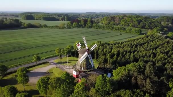 Старинная ветряная мельница — стоковое видео