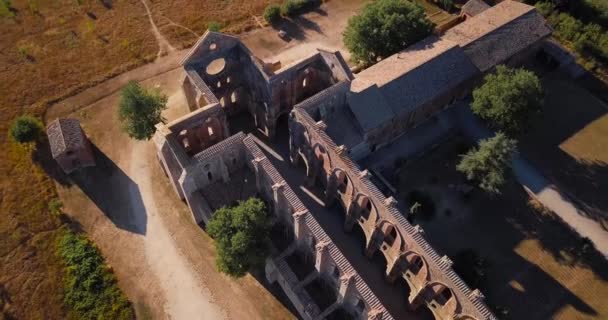 Drone sobre a igreja toscana — Vídeo de Stock