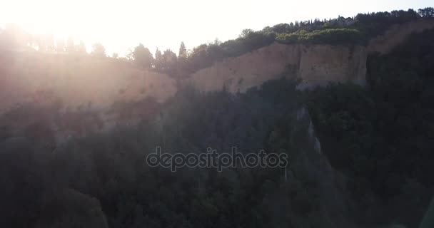 Zonovergoten rotsen van Volterra — Stockvideo