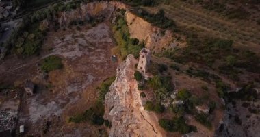 Eski kule kalıntıları
