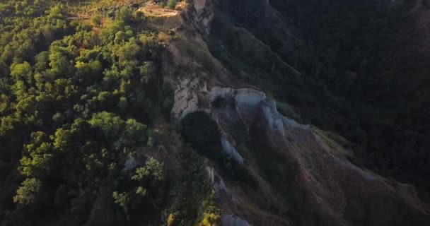 Castillo iluminado por el sol paisaje — Vídeos de Stock