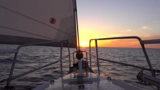 Viaje en barco al atardecer — Vídeos de Stock