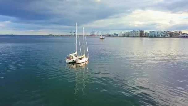 Orbitando barcos en el agua — Vídeo de stock
