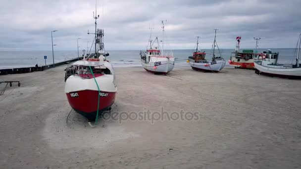Рыбацкие лодки на пляже — стоковое видео