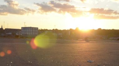 Liman gün batımında Bisiklete binme gençler