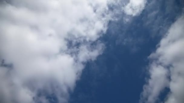 Nubes de cielo azul — Vídeo de stock