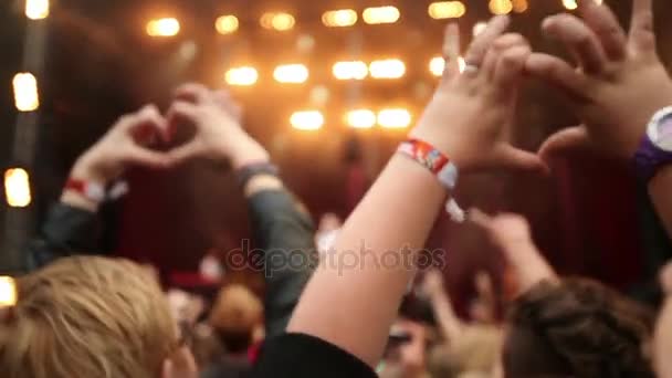 Los Asistentes Festival Disfrutan Concierto Aire Libre — Vídeos de Stock