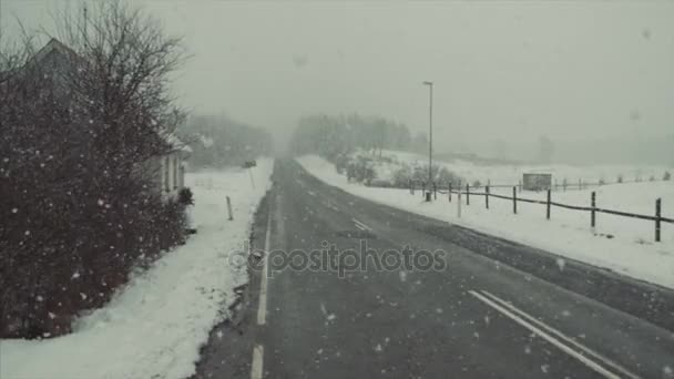 Sneeuw over weg — Stockvideo